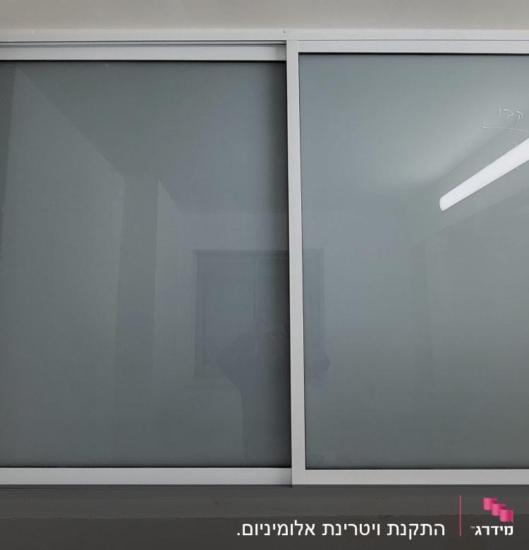 חלון אלומיניום עם מסגרת לבנה